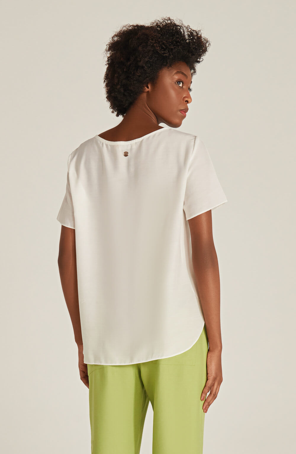 Blusa decote redondo manga curta com transpasse lateral off white