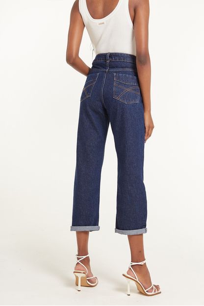 Calça jeans reta com barra dobrada azul escuro