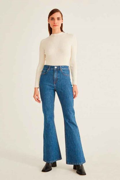 Calça jeans básica flare azul médio
