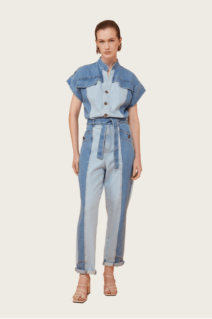 Macacão jeans utilitário mom bicolor