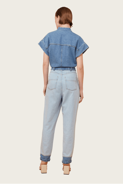 Macacão jeans utilitário mom bicolor