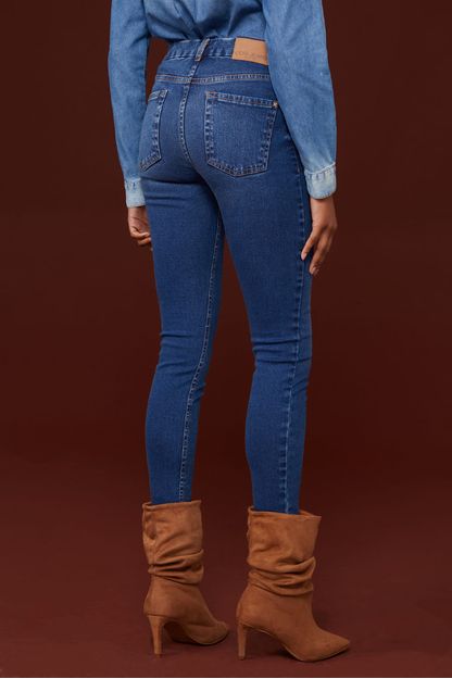 Calça jeans skinny fenda lateral azul escuro