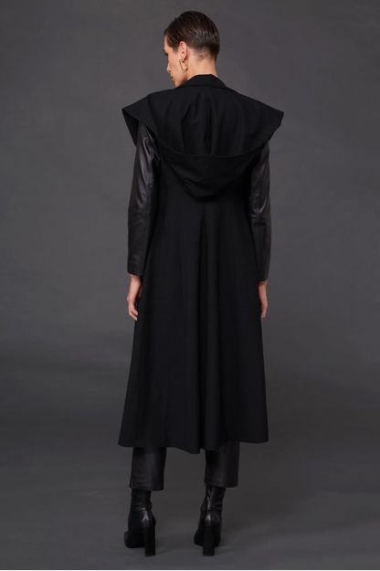 Vestido alfaitaria com capuz preto