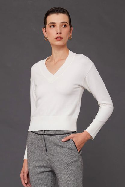 Blusa box decote v em tricot off white