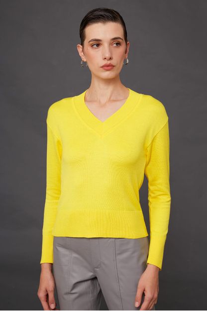 Blusa box decote v em tricot amarela