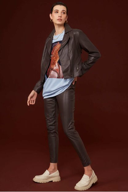 Calça slim couro com block marrom