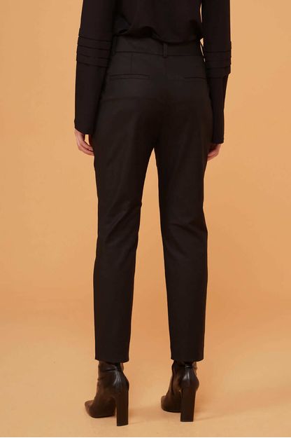 Calça bolso com pregas preta
