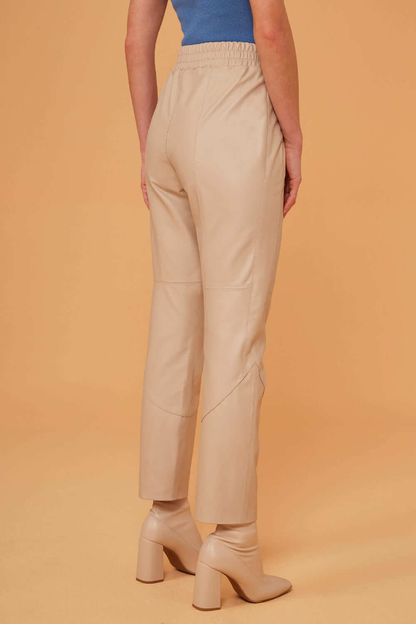 Calça carrot em couro bege