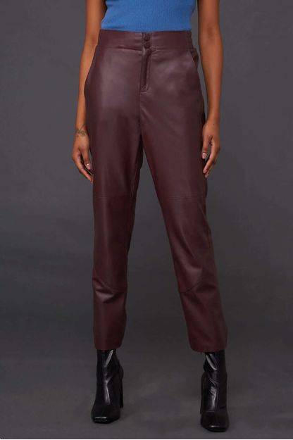 Calça carrot em couro purple
