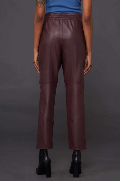 Calça carrot em couro purple