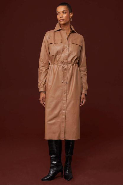 Vestido chemise em couro camel