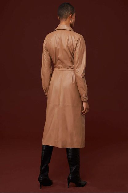 Vestido chemise em couro camel
