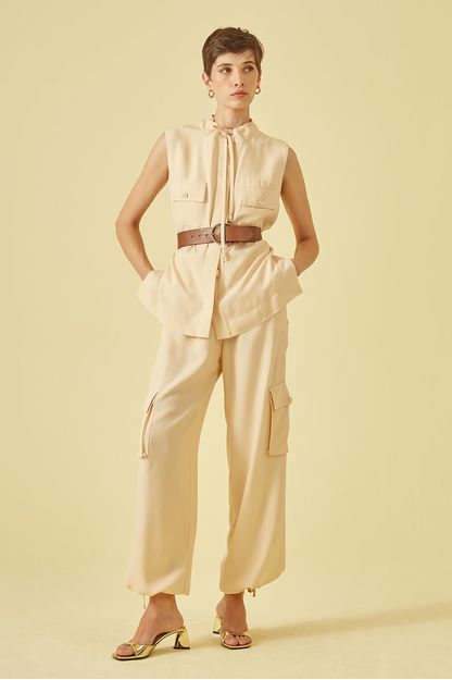 Calça cargo em crepe cru