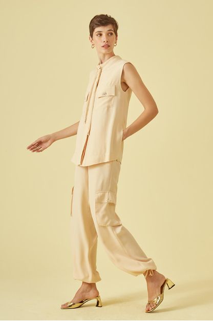 Calça cargo em crepe cru