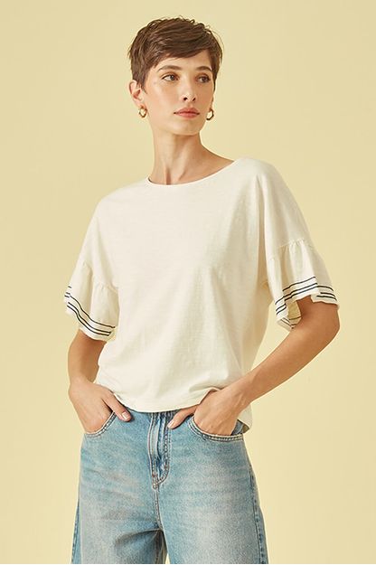 T-shirt manga com babado em malha off white