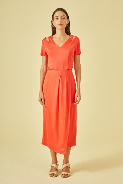 Blusa decote v aberturas em jersey coral