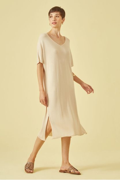 Vestido midi decote v em tricot cru