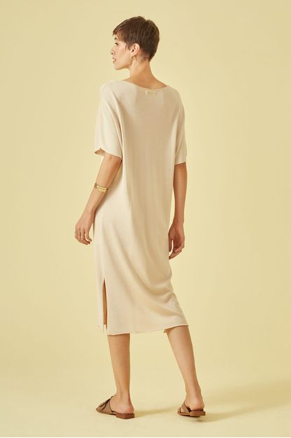 Vestido midi decote v em tricot cru