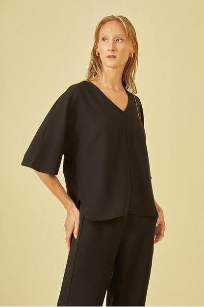 Blusa manga morcego decote v em crepe preta