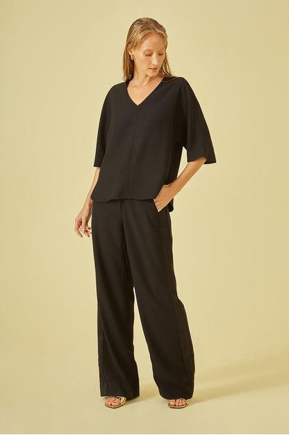 Blusa manga morcego decote v em crepe preta