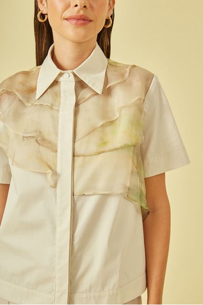 Camisa manga curta recortes em organza estampa vilarejo