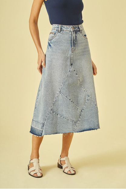 Saia midi recortes denim