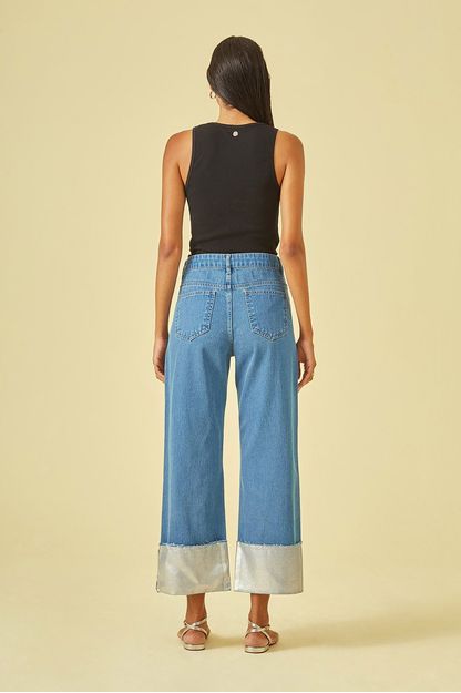 Calça jeans reta com foil na barra azul médio