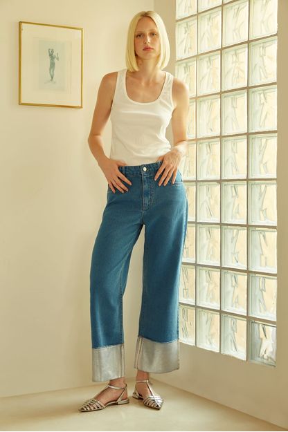 Calça jeans reta com foil na barra azul médio