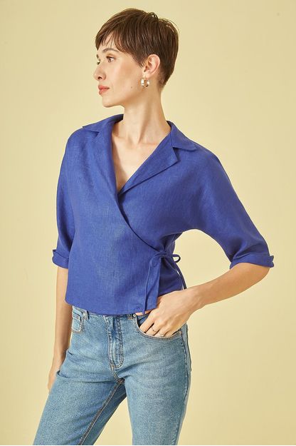 Blusa transpassada em linho azul