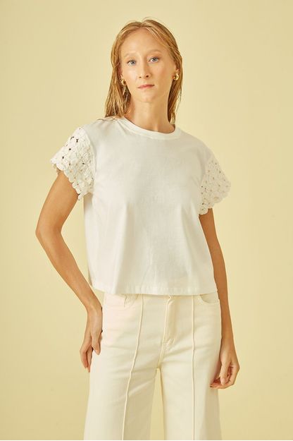 T-shirt canoa com manga fuxico off white