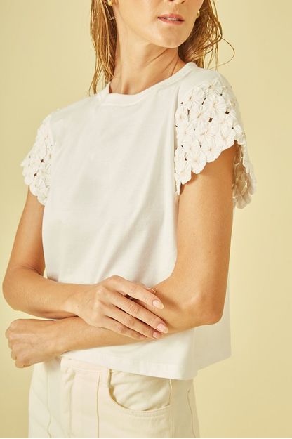T-shirt canoa com manga fuxico off white