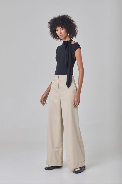 Calça pantalona com detalhe cós em gabardine cáqui