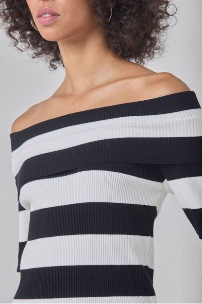 Blusa listrada ombro a ombro em tricot preto e branca