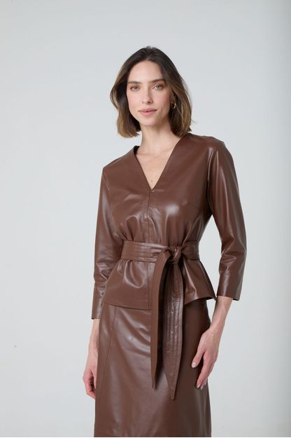 Blusa decote v basque em couro mestiço pinhão