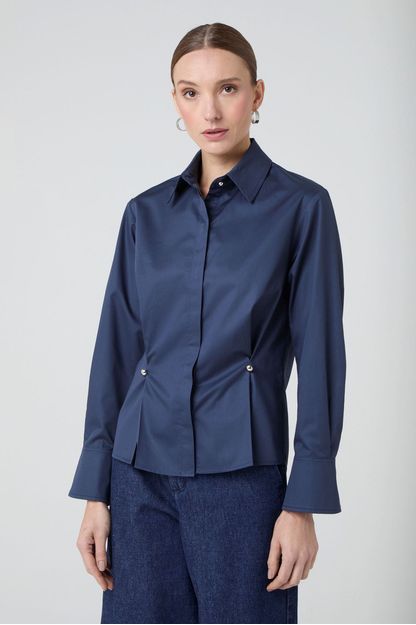 Camisa com pregas verticais em tricoline marinho
