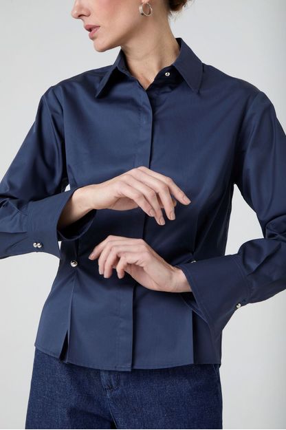 Camisa com pregas verticais em tricoline marinho