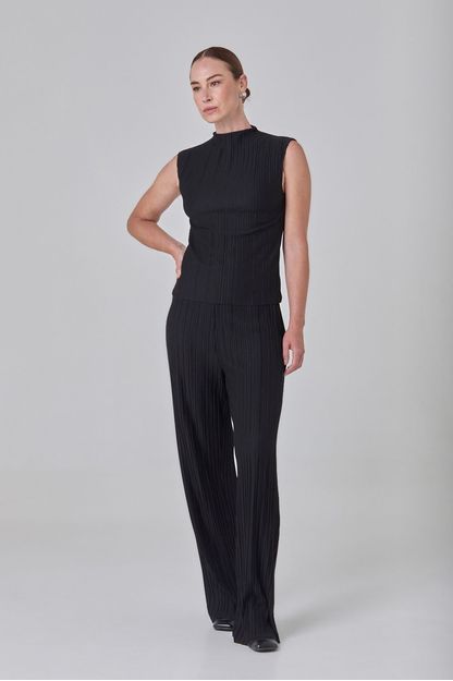 Calça com pala em malha plissada preto