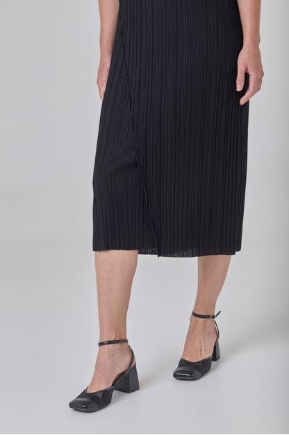 Vestido decote canoa em malha plissada preto