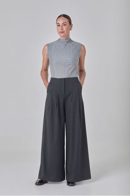 Calça pantalona pregas em lã fria chumbo