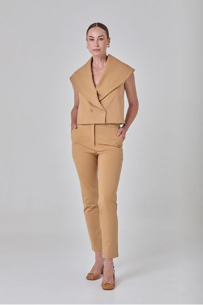 Calça cenoura em malha compact camel