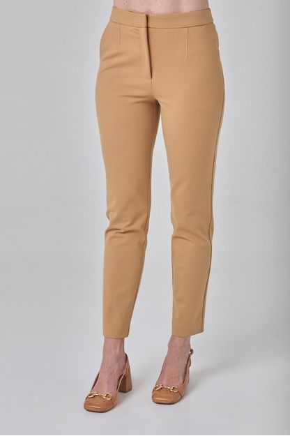 Calça cenoura em malha compact camel