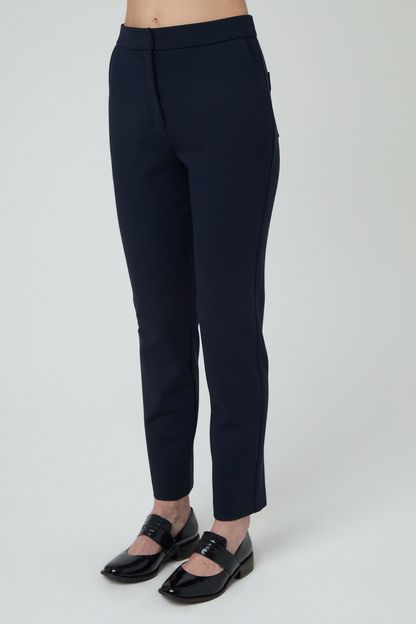 Calça cenoura em malha compact marinho