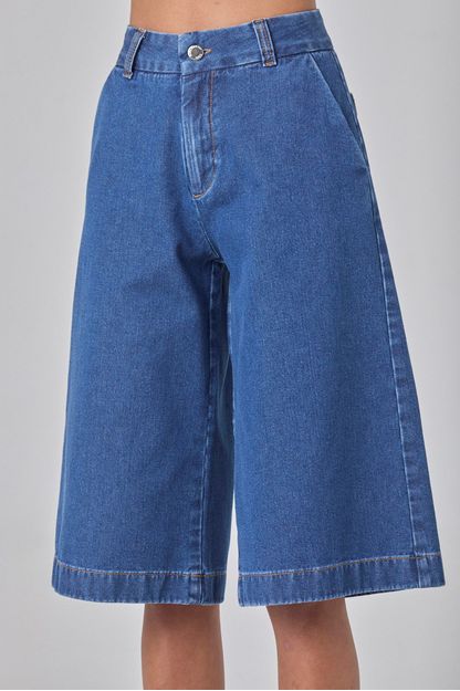 Bermuda ampla alfaiatada em denim azul médio