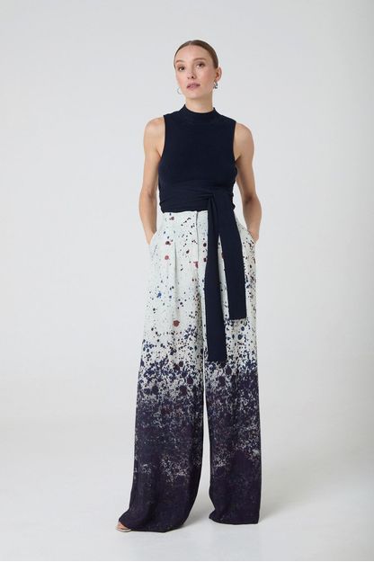 Calça pantalona com pregas estampa cosmos