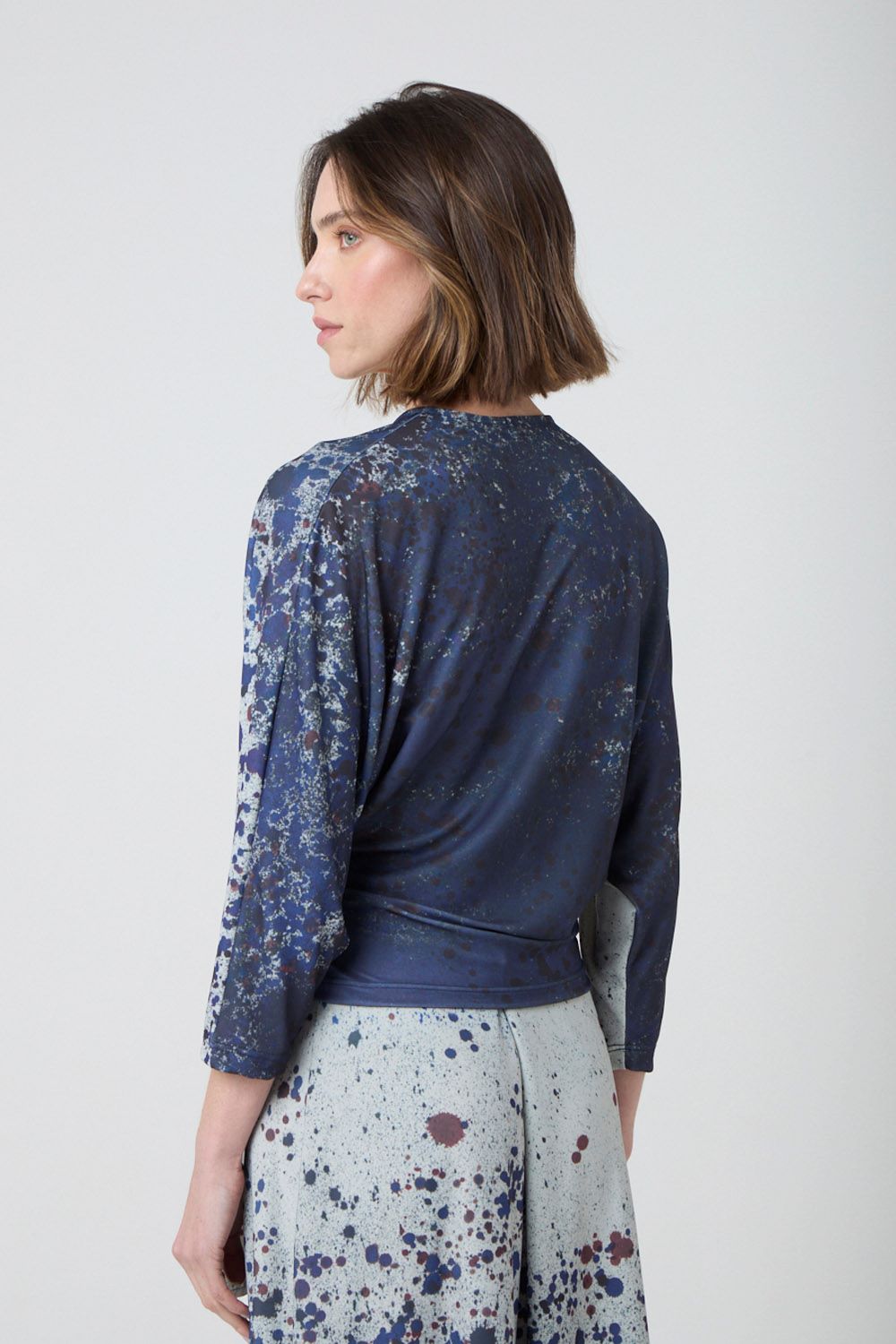 Blusa cachecouer em malha crepe estampa cosmos