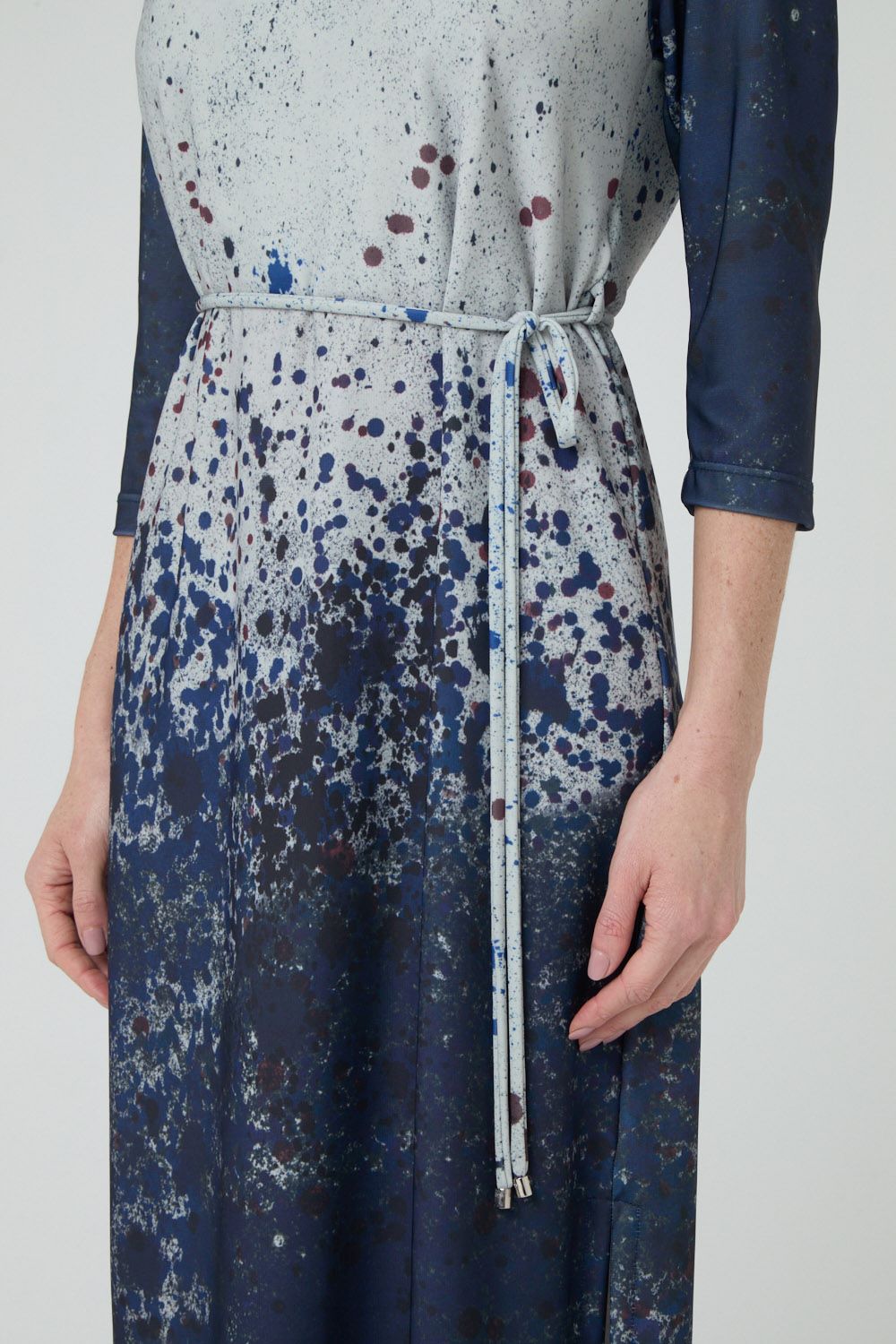Vestido decote v malha crepe estampa cosmos