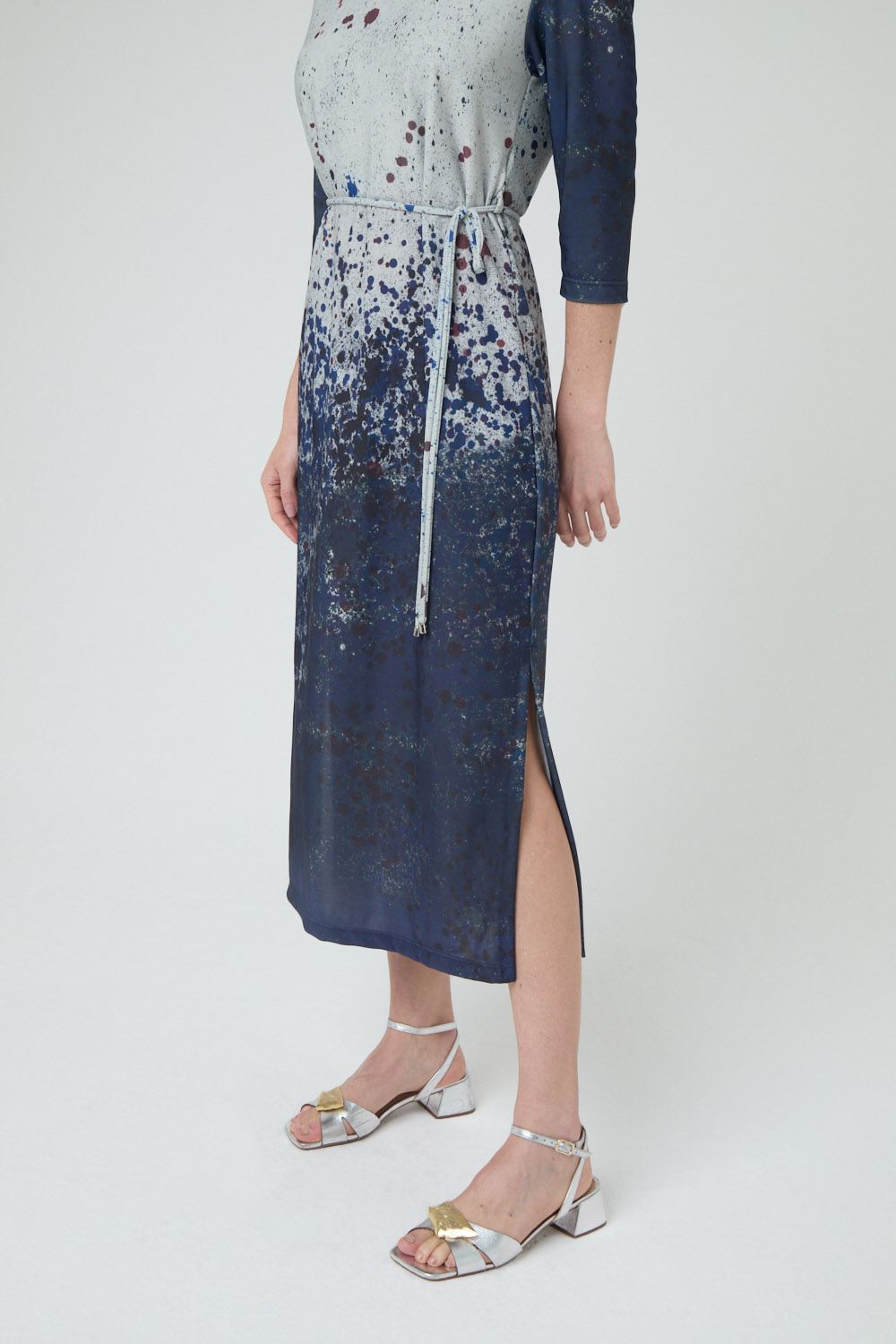 Vestido decote v malha crepe estampa cosmos