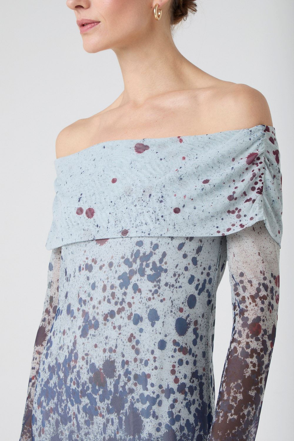 Vestido ombro a ombro em tule estampa cosmos