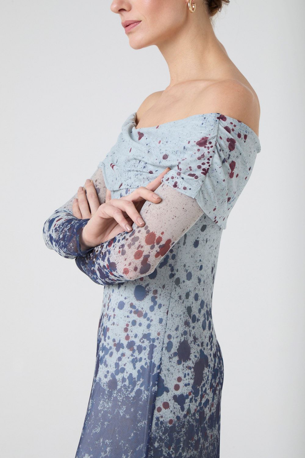 Vestido ombro a ombro em tule estampa cosmos
