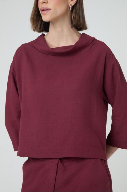 Blusa retrô em linho vinho